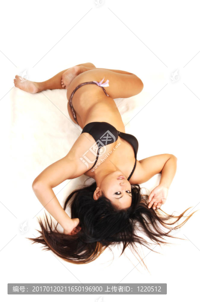 穿著內(nèi)衣的亞洲女孩。