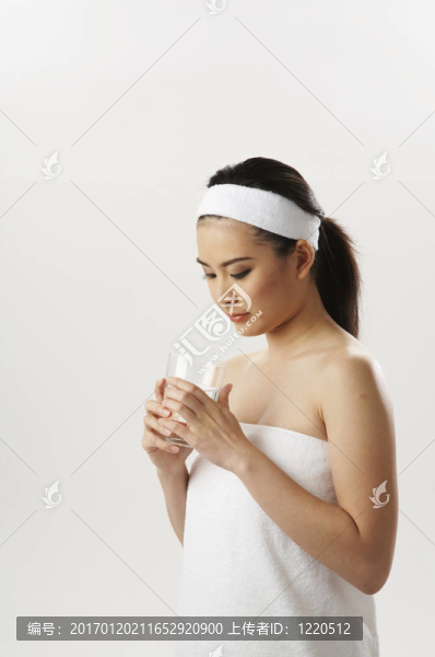 看著一杯水的女人