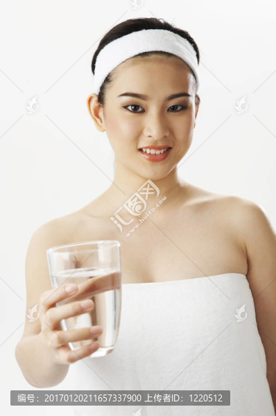 女人展示一杯水
