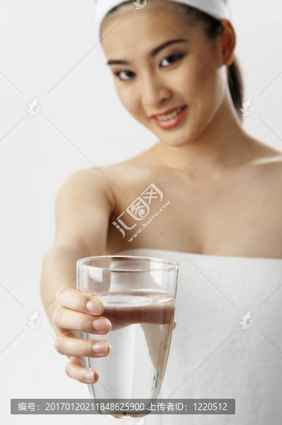 女人在毛巾表明GLA