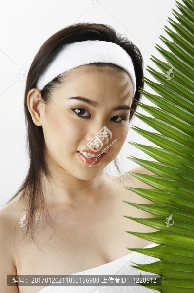 年輕女子穿著毛巾-匯圖網(wǎng) www.fosd68.com 年輕女子穿著毛巾