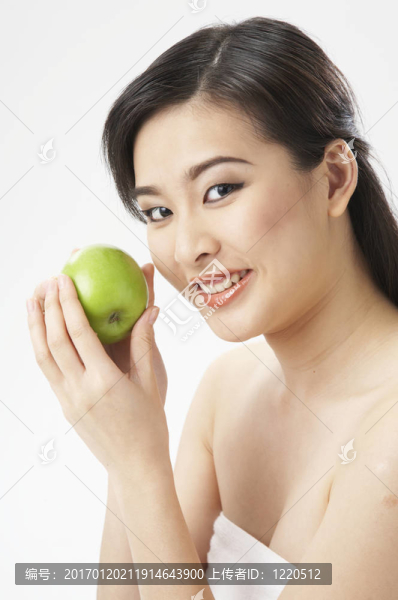 年輕女子拿著蘋果