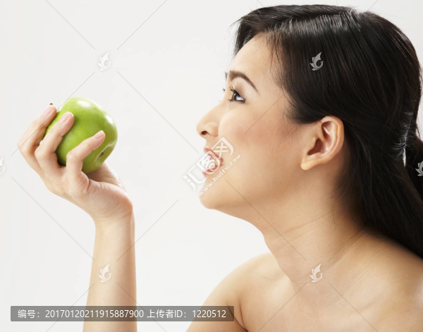 年輕女子拿著蘋果