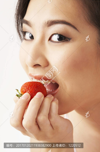 年輕的女人吃分別
