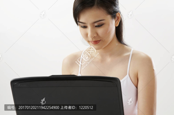 女人在筆記本電腦