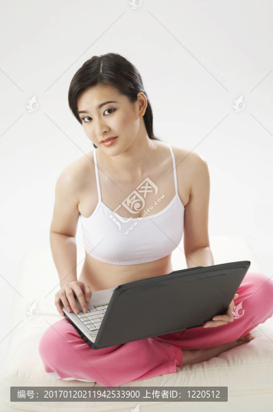 女人在筆記本電腦