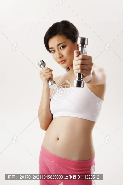 女人用啞鈴鍛煉