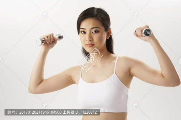 女人用啞鈴鍛煉