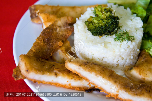 用米粉油炸梭鱸