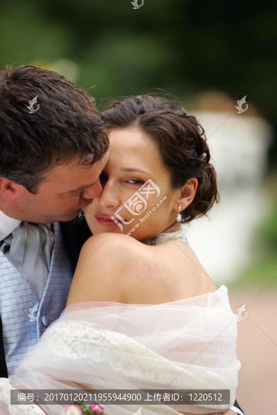 新婚夫婦接吻
