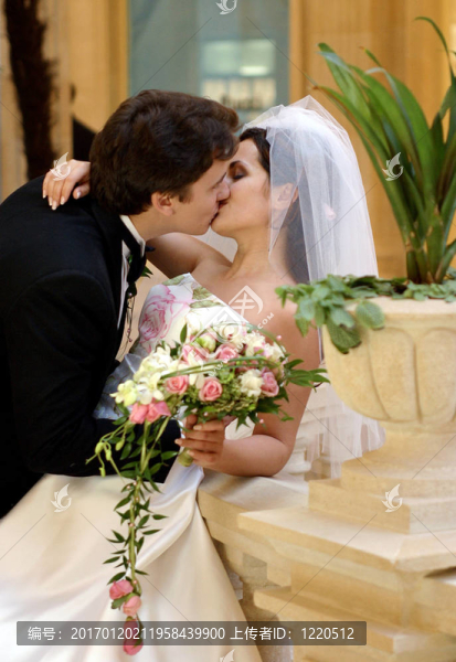 新婚夫婦接吻