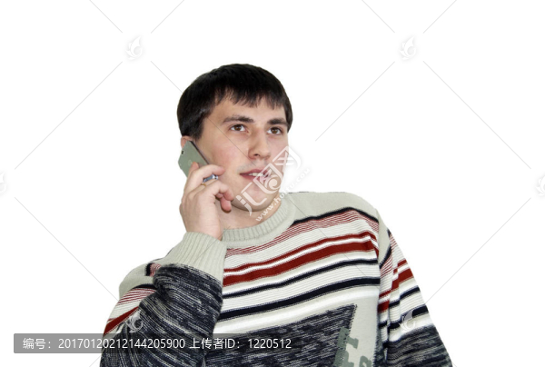 用電話說話的年輕人。