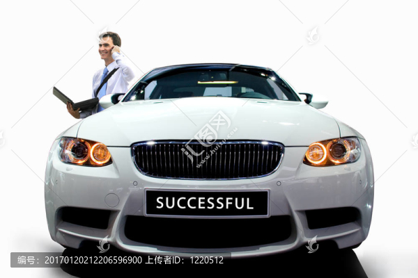 年輕人乘汽車