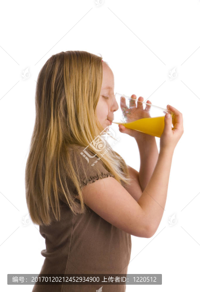 女孩喝橙汁