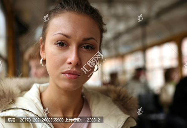 公共汽車上的女孩