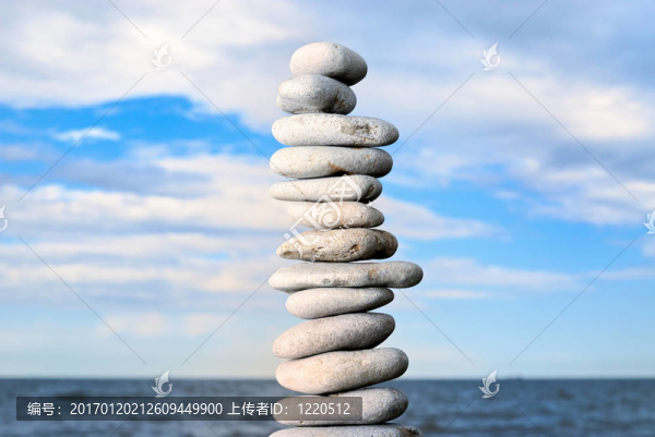 海灘上的灰色石頭塔