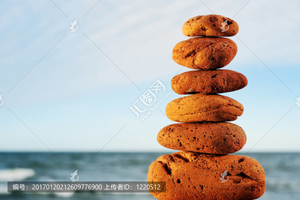 海灘上的紅色石頭塔