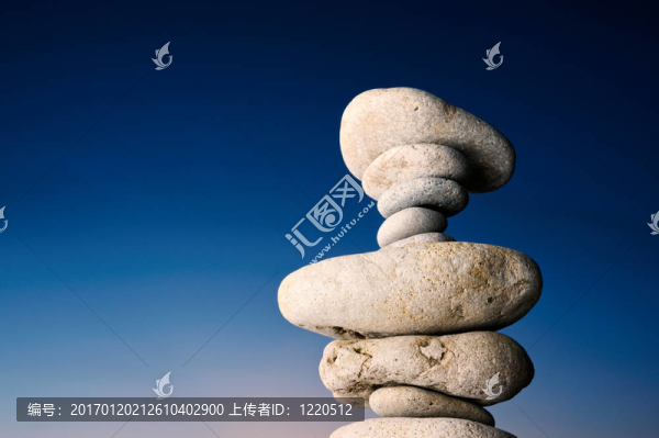 海灘上的一堆鵝卵石