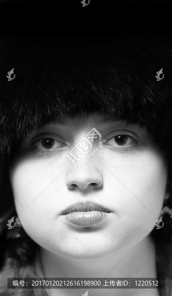 black-n-white女人肖像的黑色毛皮帽