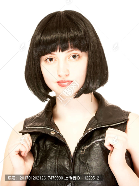 美麗的黑頭發(fā)的年輕美麗的女人