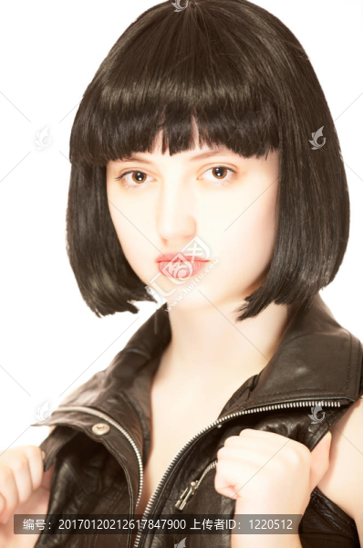 美麗的黑頭發(fā)的年輕美麗的女人