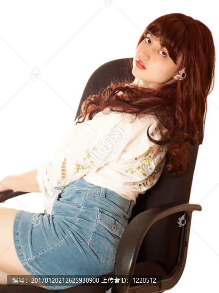 在扶手椅上的年輕美麗的女人