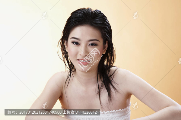 年輕的女人擺相機