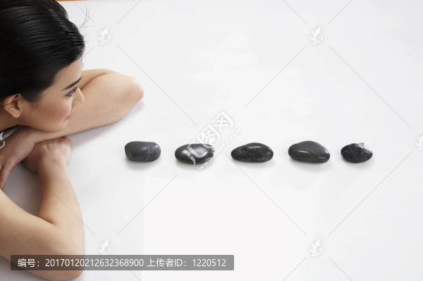 婦女在前排石頭放松