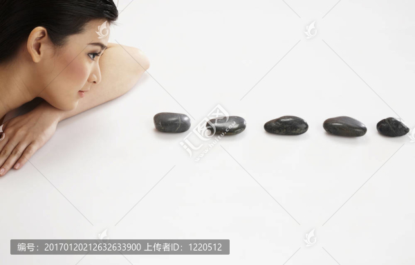 婦女在前排石頭放松