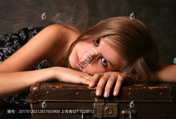 帶舊行李箱的女孩