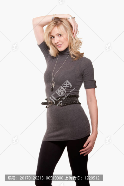 穿著灰色毛衣的女人