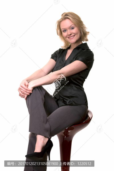 微笑的女人坐在凳子上