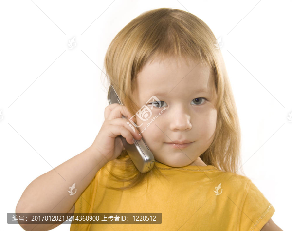 小女孩正在打電話