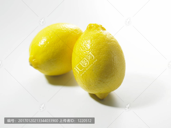 白色的兩個檸檬
