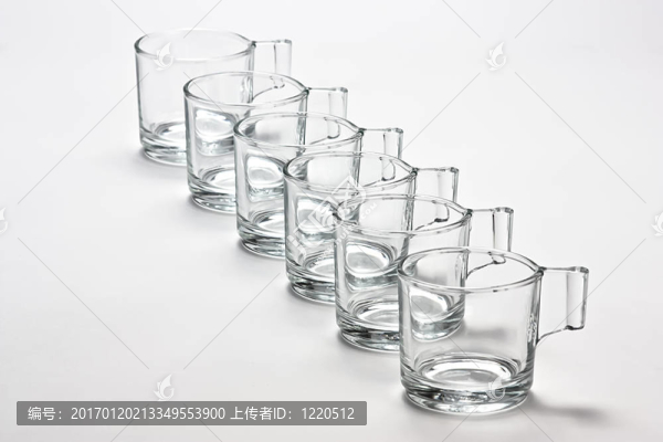 空的透明的杯子
