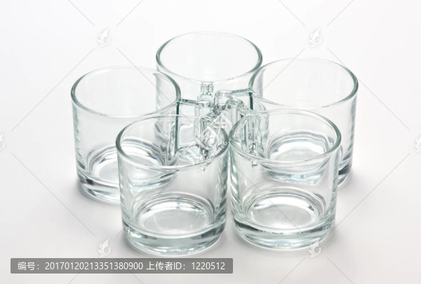 空的透明的杯子