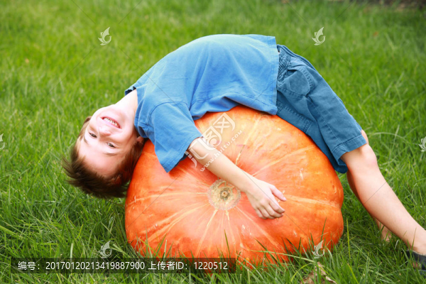 南瓜上的男孩