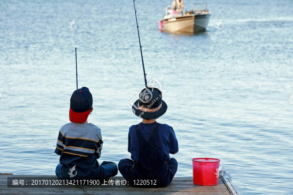 男孩釣魚