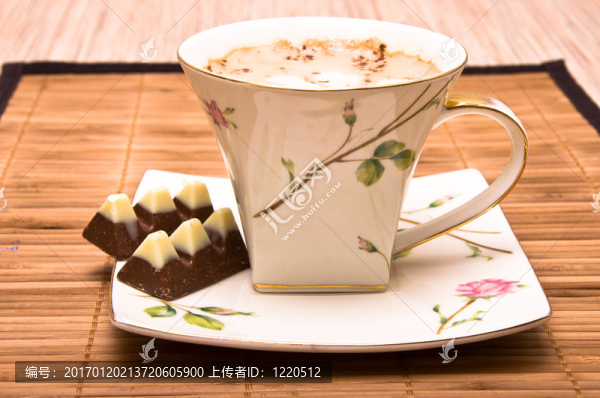 一杯有巧克力的咖啡。