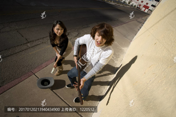 人行道上的音樂家和女行人