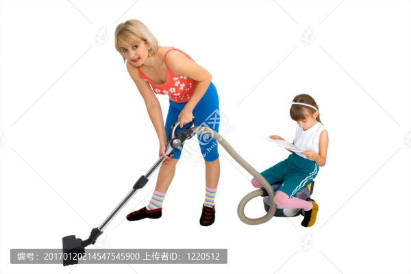 媽媽；女兒和一個吸塵器