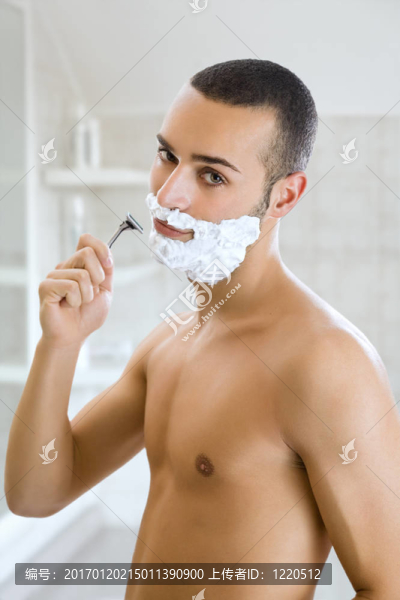 男人刮胡子