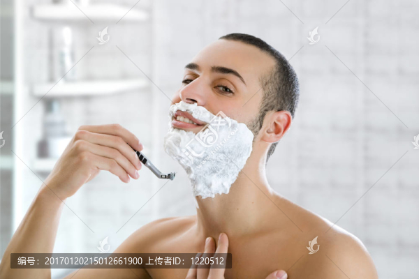 男人刮胡子
