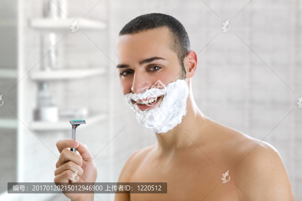 男人刮胡子