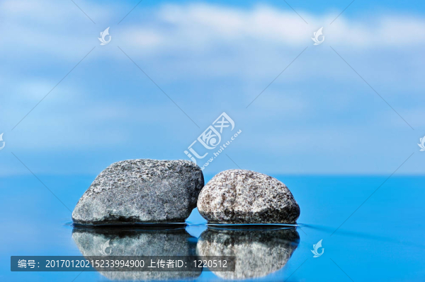 兩塊石頭投入