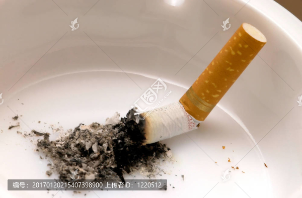 在煙灰缸里的香煙