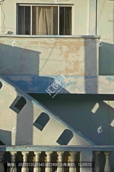 藍(lán)色的墻壁和陰影；垂直