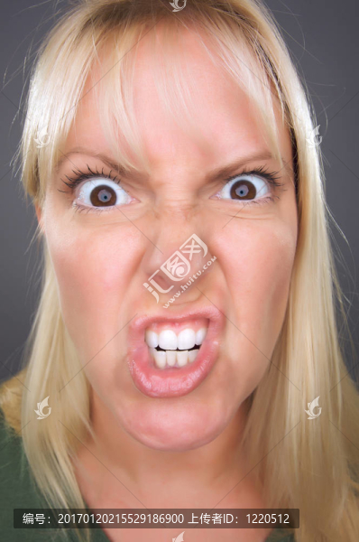 憤怒的金發(fā)女人