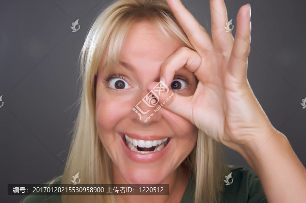 臉上有好的標志的女人