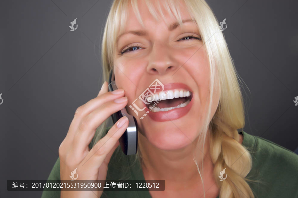 快樂(lè)的金發(fā)女人用手機(jī)